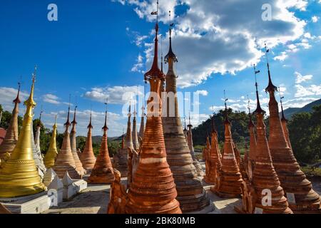Shwe Indein Pagodas vicino al lago Inle (Myanmar) Foto Stock