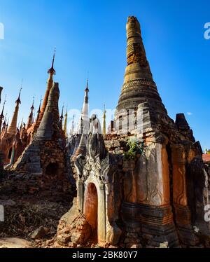 Shwe Indein Pagodas vicino al lago Inle (Myanmar) Foto Stock