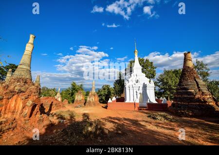 Shwe Indein Pagodas vicino al lago Inle (Myanmar) Foto Stock