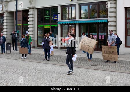 Grundrecht stärken statt Panik schüren, so dass motto der Demo am Samstagnachmittag auf dem Postplatz am 02.5.2020 in Görlitz. Foto Stock