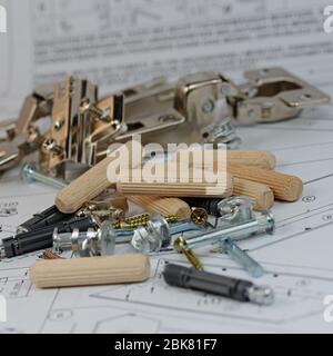 Vari accessori per mobili e utensili di assemblaggio in un primo piano Foto Stock