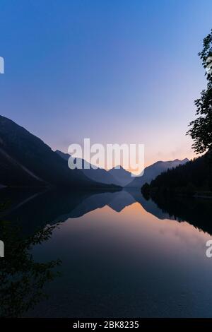 Ho scattato questa foto in una serata tranquilla e tranquilla nell'agosto 2019. Non c'erano onde, quindi l'acqua è uno specchio perfetto. Foto Stock