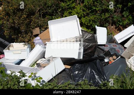 Slough, Berkshire, Regno Unito. 2 maggio 2020. Pile di rifiuti domestici sono state ribaltate sulla A412 Uxbridge Road a Slough, Berkshire, accanto a una sosta che include frigoriferi congelatori, televisori, divani e materassi. Le punte dei rifiuti domestici sono temporaneamente chiuse durante il blocco Pandemic di Coronavirus che ha condotto ad un aumento nella quantità di ribaltamento illegale del mosca. Credito: Maureen McLean/Alamy Foto Stock