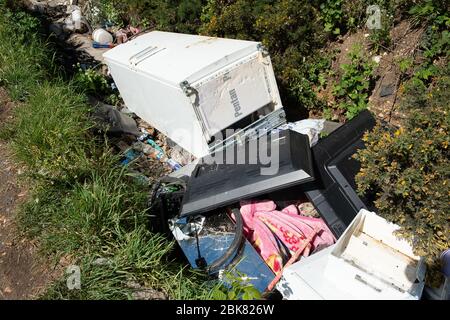 Slough, Berkshire, Regno Unito. 2 maggio 2020. Pile di rifiuti domestici sono state ribaltate sulla A412 Uxbridge Road a Slough, Berkshire, accanto a una sosta che include frigoriferi congelatori, televisori, divani e materassi. Le punte dei rifiuti domestici sono temporaneamente chiuse durante il blocco Pandemic di Coronavirus che ha condotto ad un aumento nella quantità di ribaltamento illegale del mosca. Credito: Maureen McLean/Alamy Foto Stock