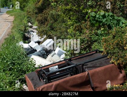 Slough, Berkshire, Regno Unito. 2 maggio 2020. Pile di rifiuti domestici sono state ribaltate sulla A412 Uxbridge Road a Slough, Berkshire, accanto a una sosta che include frigoriferi congelatori, televisori, divani e materassi. Le punte dei rifiuti domestici sono temporaneamente chiuse durante il blocco Pandemic di Coronavirus che ha condotto ad un aumento nella quantità di ribaltamento illegale del mosca. Credito: Maureen McLean/Alamy Foto Stock