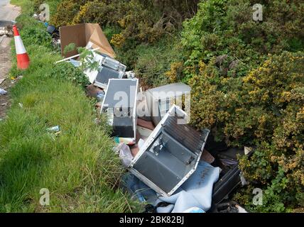 Slough, Berkshire, Regno Unito. 2 maggio 2020. Pile di rifiuti domestici sono state ribaltate sulla A412 Uxbridge Road a Slough, Berkshire, accanto a una sosta che include frigoriferi congelatori, televisori, divani e materassi. Le punte dei rifiuti domestici sono temporaneamente chiuse durante il blocco Pandemic di Coronavirus che ha condotto ad un aumento nella quantità di ribaltamento illegale del mosca. Credito: Maureen McLean/Alamy Foto Stock