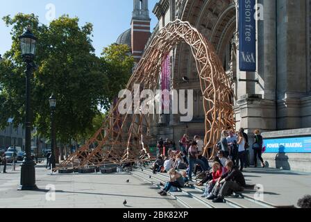 Struttura a onda di legno Festival di architettura Victoria & Albert Museum, Cromwell Road, Knightsbridge, Londra SW7 di Amanda Levete Architects Foto Stock