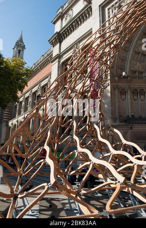 Struttura a onda di legno Festival di architettura Victoria & Albert Museum, Cromwell Road, Knightsbridge, Londra SW7 di Amanda Levete Architects Foto Stock