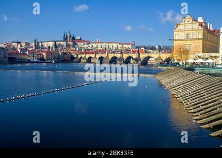 Vista del fiume Moldava e i ponti splenduto con il sole al tramonto, Praga, Repubblica Ceca Foto Stock