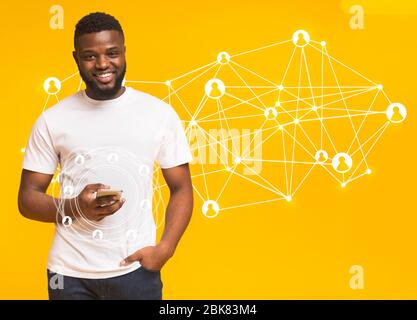 Uomo nero che utilizza lo smartphone con dati ologrammi Foto Stock
