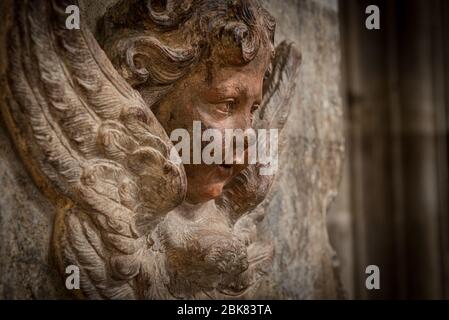 Parigi, Francia - Dicembre 2013: Cherub nella chiesa di San Severin Foto Stock