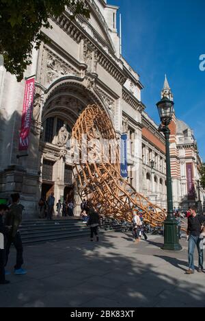 Struttura a onda di legno Festival di architettura Victoria & Albert Museum, Cromwell Road, Knightsbridge, Londra SW7 di Amanda Levete Architects Foto Stock