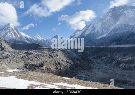 Ammira un po' sopra il villaggio di Lobuche sul ghiacciaio Khumbu e fai trekking in direzione di Gorak Shep e Everest base Camp Foto Stock
