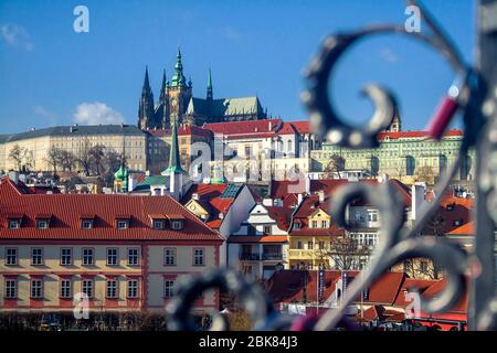 Vista del fiume Moldava e i ponti splenduto con il sole al tramonto, Praga, Repubblica Ceca Foto Stock