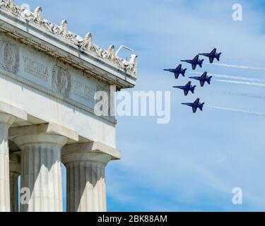 Washington DC, USA, 2 maggio 2020, gli Angeli blu della Marina militare statunitense e i Thunderbirds dell'aeronautica statunitense volano sul National Mall di Washington DC Foto Stock
