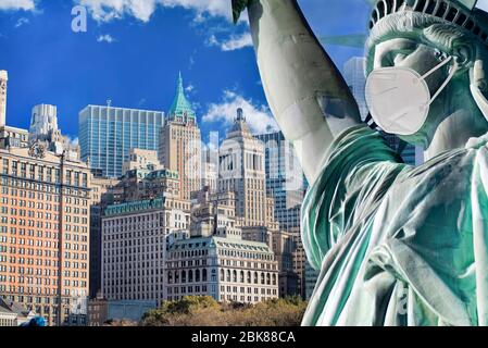 Statua della libertà indossata maschera facciale a NYC. Foto Stock