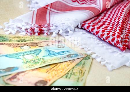 Banconote arabe Dirham Bank e sciarpa maschile araba tradizionale - kaffiyah close-up. Foto Stock