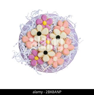 Biscotti con smalto a forma di fiori, isolati su fondo bianco. Tracciato di ritaglio. Foto Stock