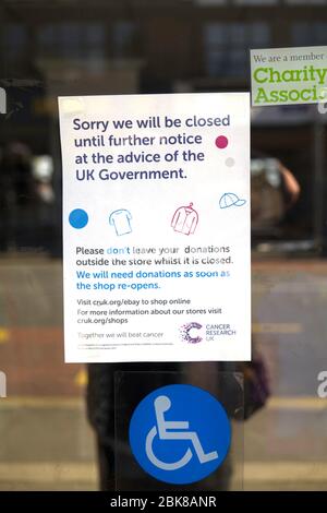 Un avviso sulla porta di un negozio di beneficenza chiuso a causa dell'epidemia di Coronavirus. Sud-ovest Londra.UK. Foto Stock