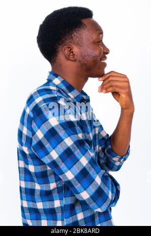 Bel giovane uomo africana contro uno sfondo bianco Foto Stock