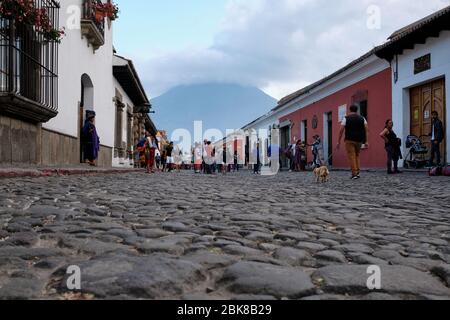Persone che camminano nelle strade pedonali della vecchia città coloniale di Antigua Guatemala. Foto Stock