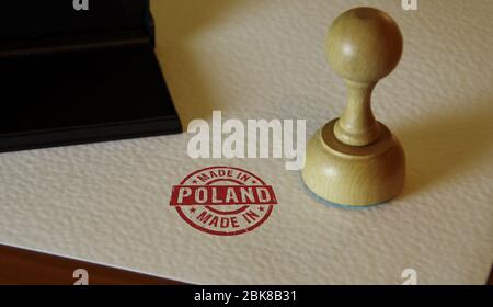 Stampato in Polonia e mano di stampaggio. Concetto di fabbrica, produzione e paese di produzione. Foto Stock