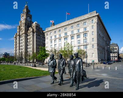 La statua dei Beatles al Pier Head di Liverpool Foto Stock