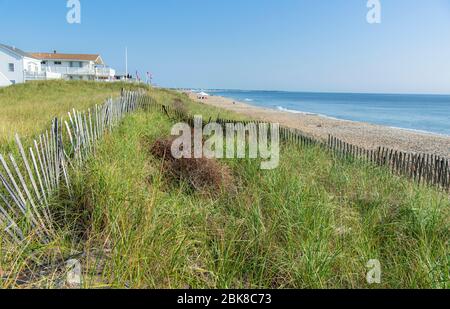 Case situate sulla spiaggia di Salisbury, vicino alle dune di sabbia erbosa Foto Stock