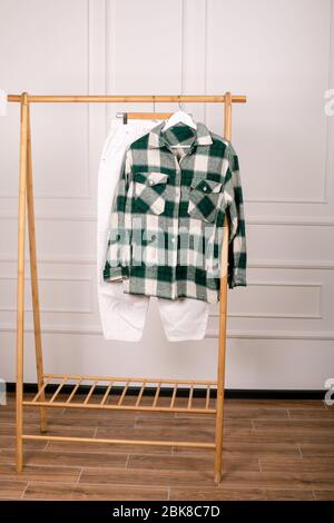 selezione di immagini alla moda. Una camicia a scacchi e pantaloni chino alla moda. Appendiabiti con le cose in store.Shopping e vendita. Il negozio di abbigliamento. Moda o Foto Stock