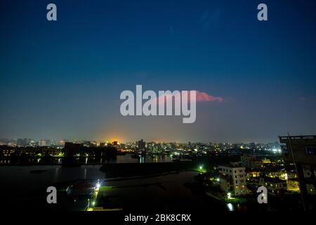 Vista notturna del tempo di Lockdown di Coronavirus nella città di Dhaka sera. Foto Stock