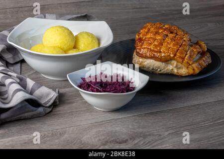 Carne fine - arrosto di maiale con crackle, patate Dumpling e cavolo rosso Foto Stock