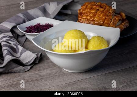 Carne fine - arrosto di maiale con crackle, patate Dumpling e cavolo rosso Foto Stock