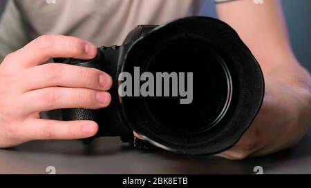 Mano che preme il pulsante dell'otturatore sulla fotocamera Foto Stock