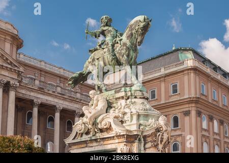 Statua equestre del Principe Savoyai Eugen di fronte allo storico Palazzo reale nel Castello di Buda Foto Stock