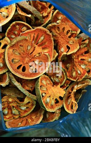 Mucca di mele (Aegle Marmelos) o tè di frutta secca in commercio. La frutta di bael è di uso dietetico e la polpa di frutta è usata per preparare le delicatezze come m Foto Stock