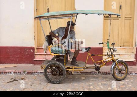 Bici taxi attesa in Trinidad, Patrimonio dell'Umanità dell'UNESCO, Cuba Foto Stock