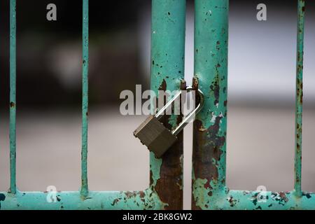 Recinzione bloccata da lucchetto, concetto di protezione di sicurezza. Foto Stock