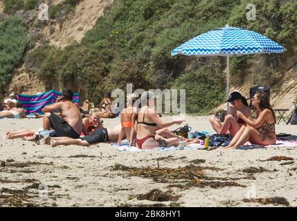 Santa Barbara, California, Stati Uniti. 2 maggio 2020. I beachgoers nella contea di Santa Barbara tentano di praticare il divaricamento sociale, malgrado alcuni siano in piccoli gruppi, mentre godendo una calda giornata di sole. Gov. Gavin Newcom ha chiuso le spiagge nella contea di Orange dopo la folla si è riunita lo scorso fine settimana in mezzo alla pandemia del coronavirus. Credit: PJ Heller/ZUMA Wire/Alamy Live News Foto Stock