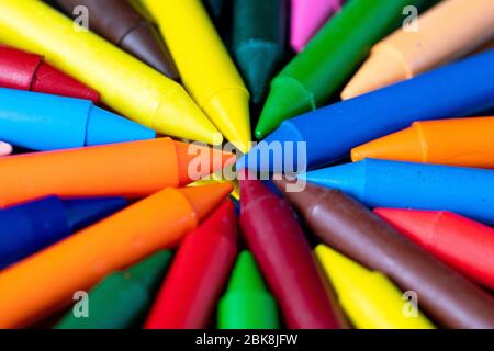 Molti Crayons colorati si riflettevano su sfondo nero Foto Stock