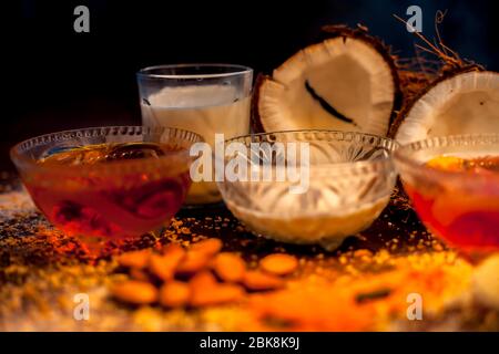 Maschera facciale completa di cocco, composta da latte di cocco, acqua di rosa, yogurt, latticello, farinata d'avena, mandorle, succo di lime, curcuma, farina di riso, miele, Foto Stock