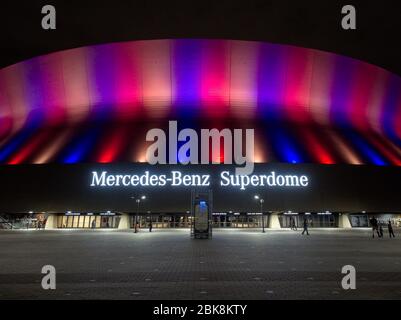 New Orleans, Louisiana, USA - 2020: Vista frontale dello stadio Mercedes-Benz Superdome durante una partita. Foto Stock