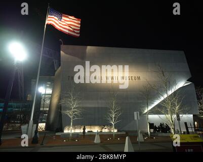 New Orleans, Louisiana, USA - 2020: Vista esterna del Museo Nazionale della seconda Guerra Mondiale di notte. Foto Stock