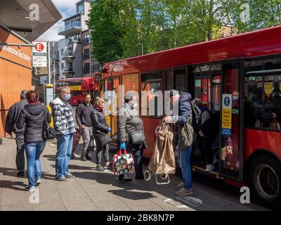 Walthamstow. Londra. REGNO UNITO. 2 maggio 2020. Foto delle persone che salono alla stazione degli autobus durante il blocco. Foto Stock