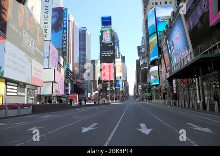 Empty Times Square mentre NYC è in blocco durante la pandemia di coronavirus 1 maggio 2020 Foto Stock