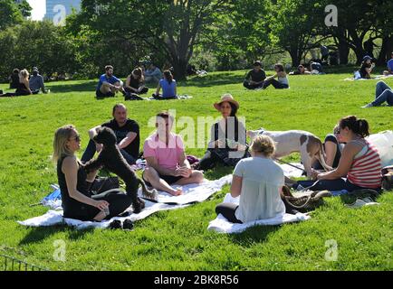 New York, Stati Uniti. 02 maggio 2020. La gente che si gode la giornata nel Sheep Meadow in Central Park a New York, NY, il 2 maggio 2020. Molti ignoravano le linee guida dello stato e della città per le distanze sociali (2 metri/6 piedi) e non indossavano maschere. (Foto di Stephen Smith/SIPA USA) Credit: Sipa USA/Alamy Live News Foto Stock