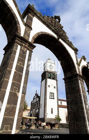 Chiesa principale & Porte Cittadine,Ponta Delgada City,isola Sao Miguel,Azzorre, Portogallo,l'Europa Foto Stock