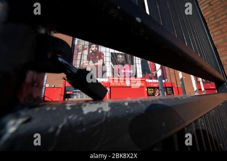 Liverpool, Gran Bretagna. 2 maggio 2020. L'Anfield Stadium del Liverpool Football Club è bloccato e vuoto, poiché gli eventi sportivi continuano a essere sospesi durante la pandemia COVID-19 a Liverpool, Gran Bretagna, 2 maggio 2020. Credit: Jon Super/Xinhua/Alamy Live News Foto Stock