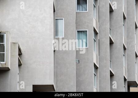 Guardando attraverso un blocco di appartamenti grigio in cemento, anonimo, generico, a Sydney, Australia Foto Stock