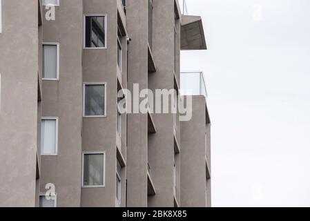 Guardando attraverso un blocco di appartamenti grigio in cemento, anonimo, generico, a Sydney, Australia Foto Stock