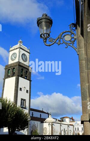 Chiesa principale di clock tower,Ponta Delgada City,isola Sao Miguel,Azzorre, Portogallo,l'Europa Foto Stock